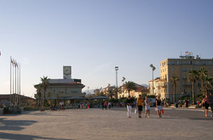 Lungomare di Viareggio e l'orologio