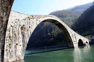 La valle della Garfagnana e il Ponte del Diavolo in Toscana