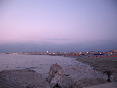 De dock van Viareggio bij nacht